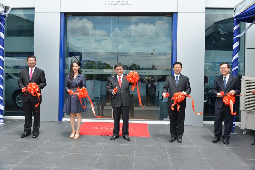 Ribbon Cutting Ceremony (L to R) – Mr Patrick Ling, Ms Audrey Byun, Mr Dennis Ho, Mr Lau Yit Mun and Mr Choon Yew Yoke