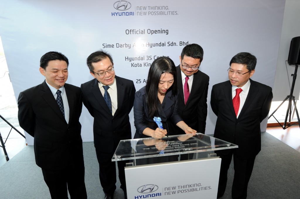 Signing of Plaque (L to R) Mr Lau Yit Mun, Mr Choon Yew Yoke, Ms Audrey Byun (Signing the Plaque),Mr Patrick Ling and Mr Dennis Ho