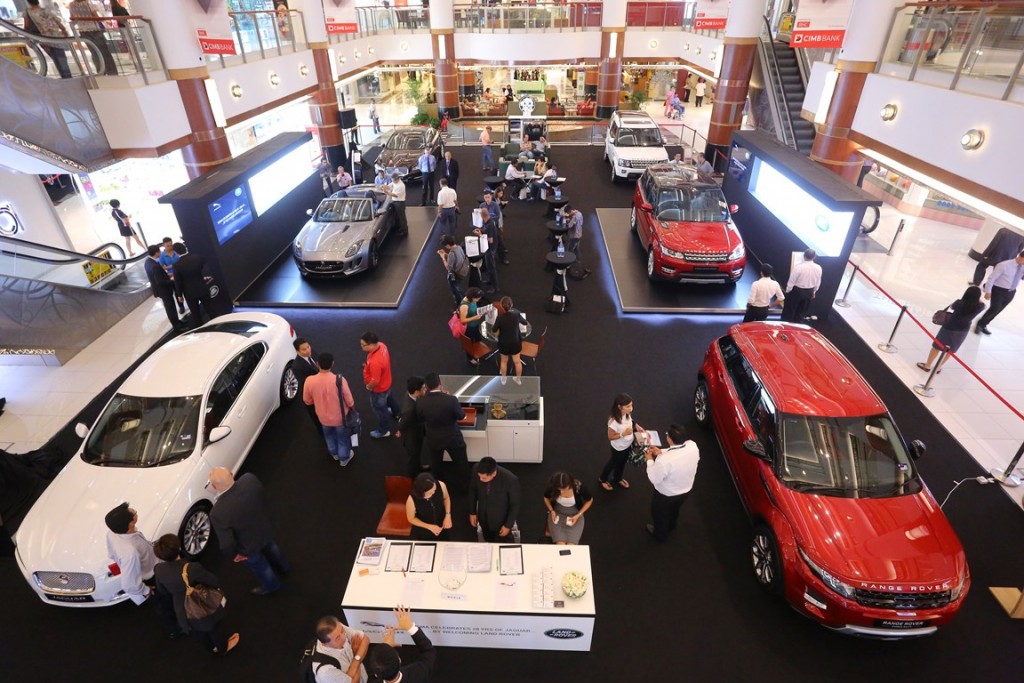 SISMA Auto’s first ever dual brand roadshow at Bangsar Shopping Centre saw Jaguar and Land Rover vehicles being showcased side by side