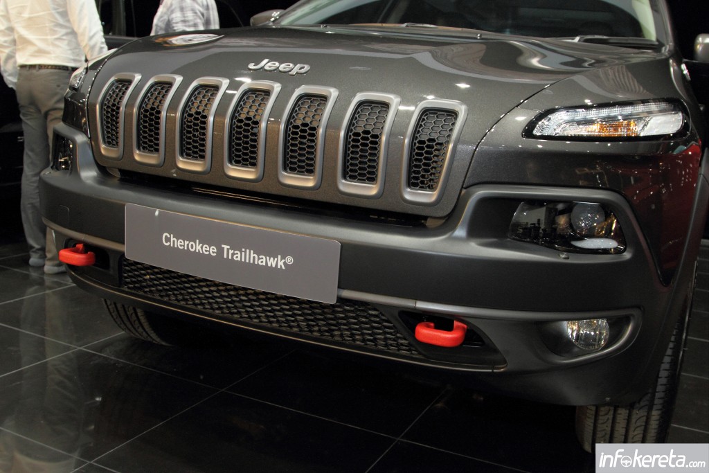 CherokeeTrailHawk_Ext_02