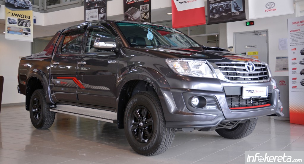 2015_Toyota_Hilux_TRD_Sportivo_ 001