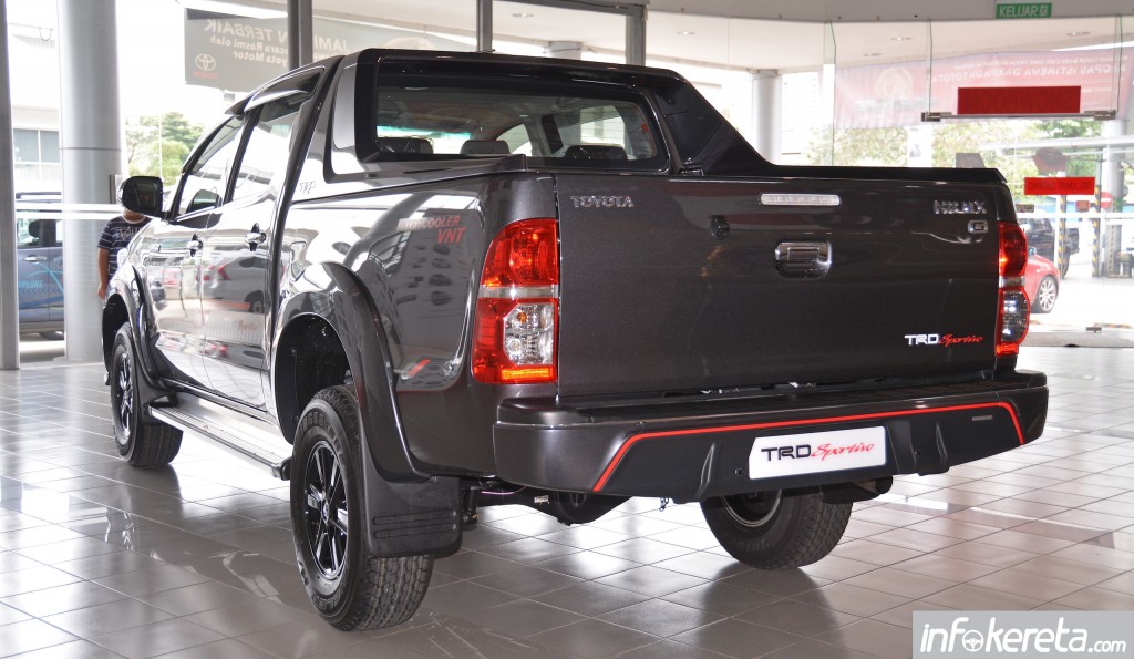 2015_Toyota_Hilux_TRD_Sportivo_ 003