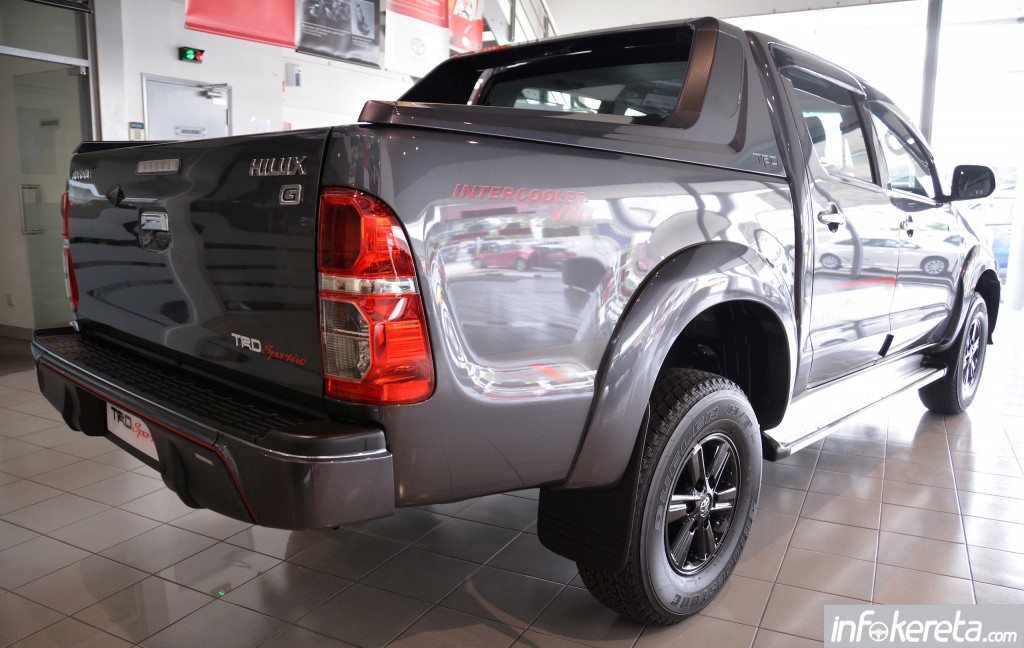 2015_Toyota_Hilux_TRD_Sportivo_ 004