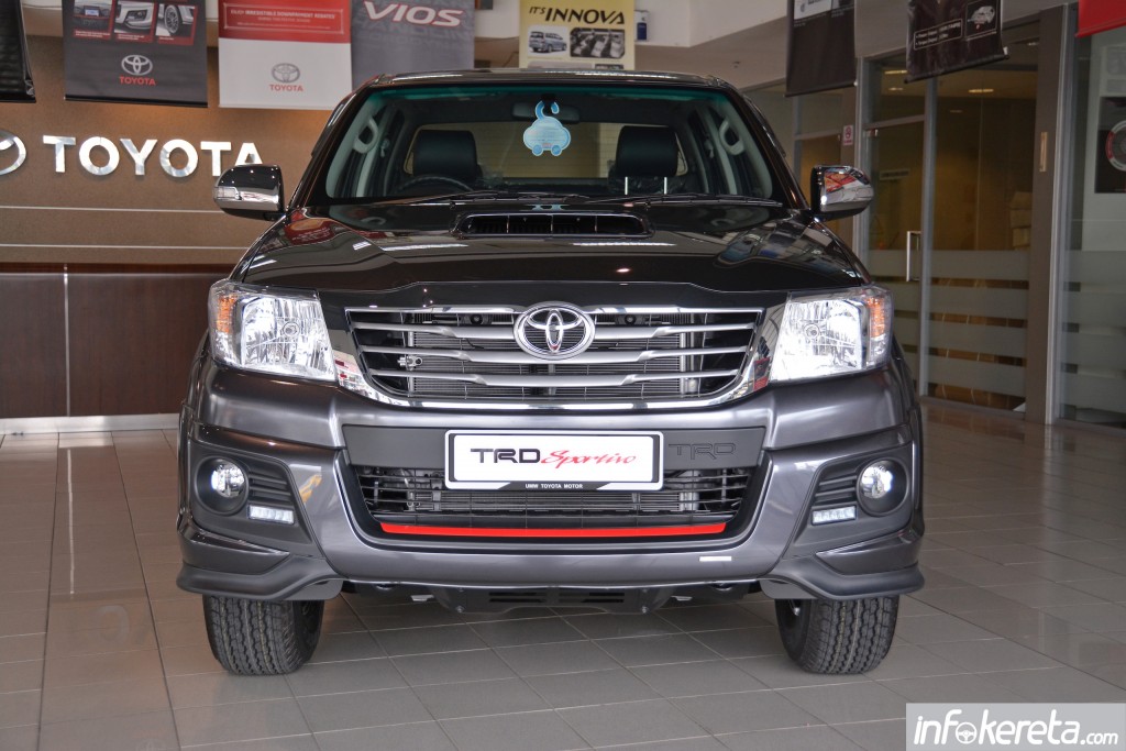 2015_Toyota_Hilux_TRD_Sportivo_ 005