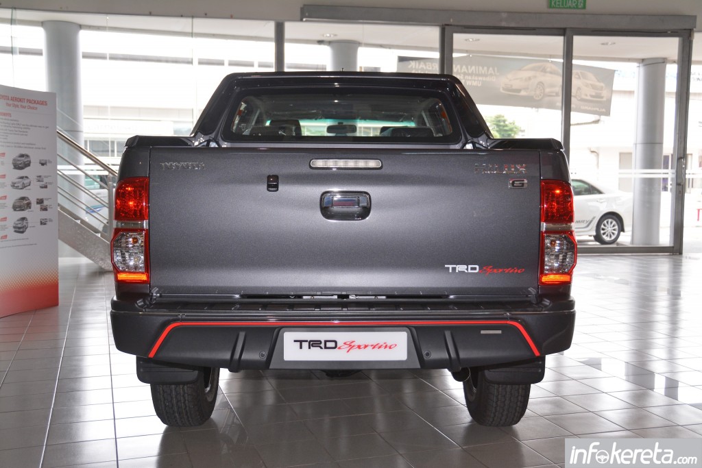 2015_Toyota_Hilux_TRD_Sportivo_ 006