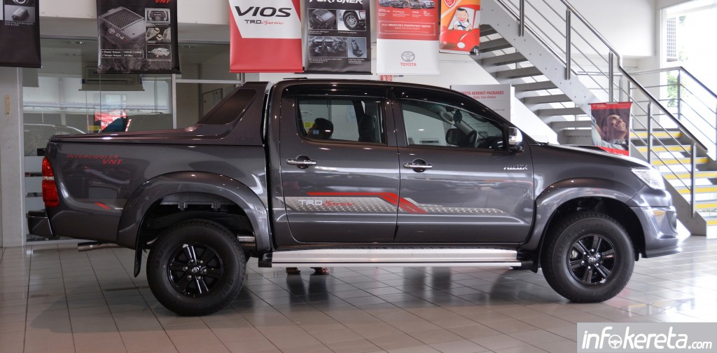 2015_Toyota_Hilux_TRD_Sportivo_ 007