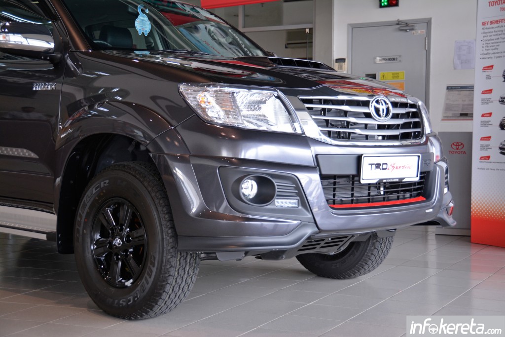 2015_Toyota_Hilux_TRD_Sportivo_ 008