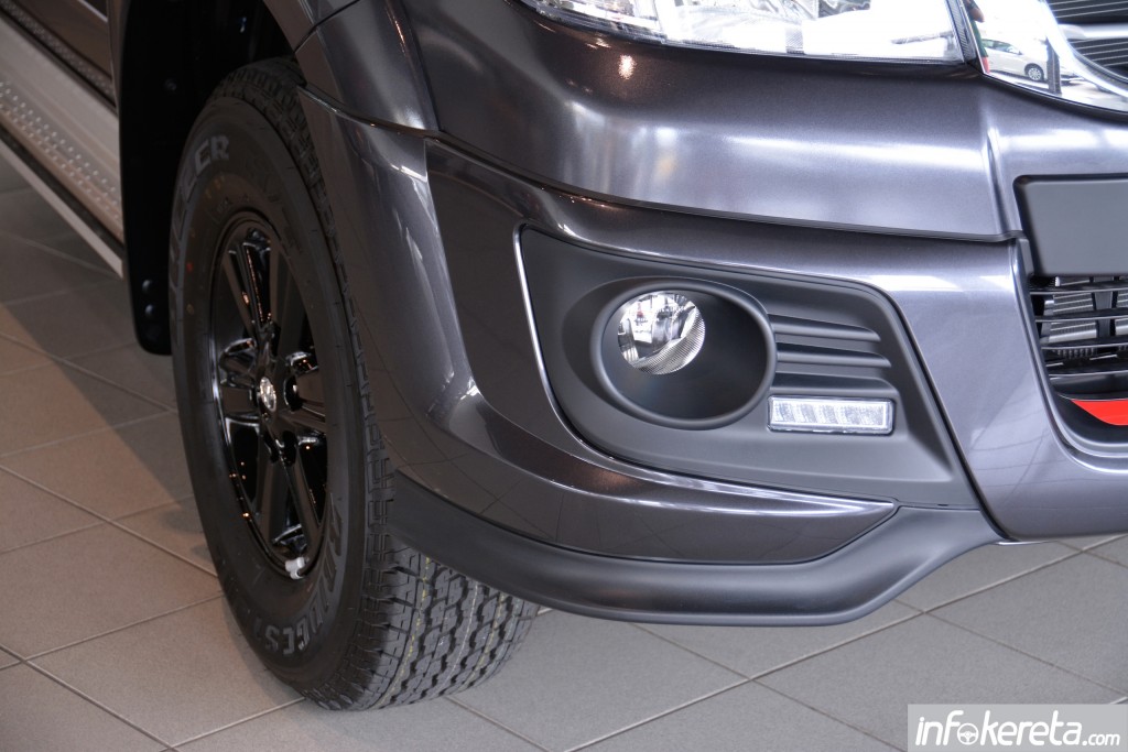 2015_Toyota_Hilux_TRD_Sportivo_ 009