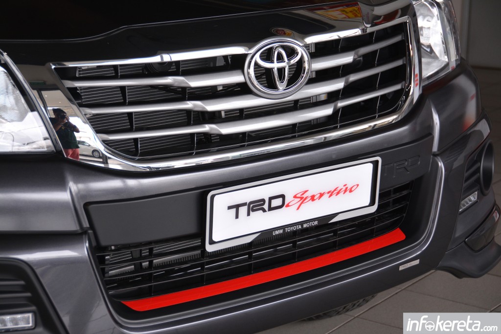 2015_Toyota_Hilux_TRD_Sportivo_ 010