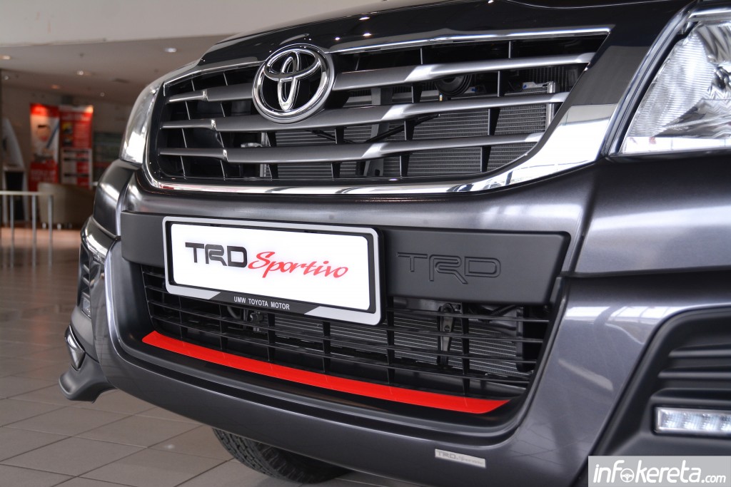 2015_Toyota_Hilux_TRD_Sportivo_ 012