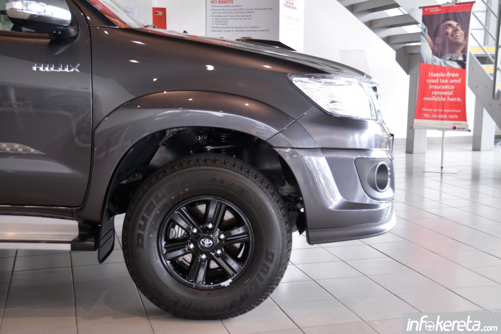 2015_Toyota_Hilux_TRD_Sportivo_ 013