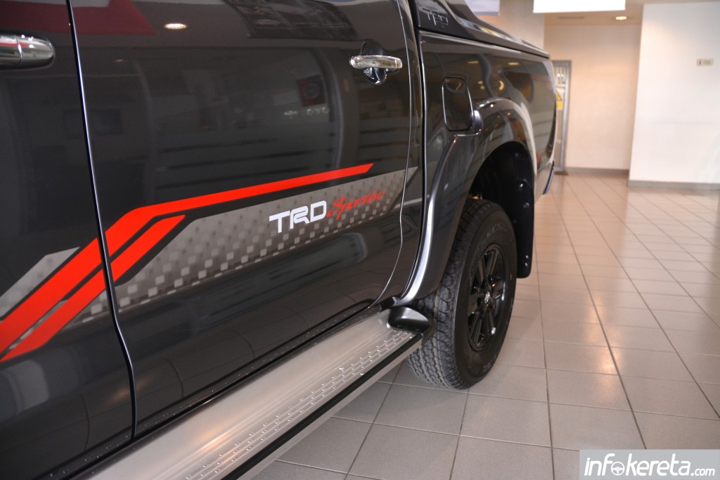 2015_Toyota_Hilux_TRD_Sportivo_ 017