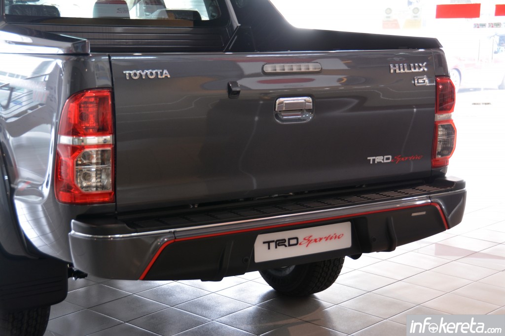 2015_Toyota_Hilux_TRD_Sportivo_ 018