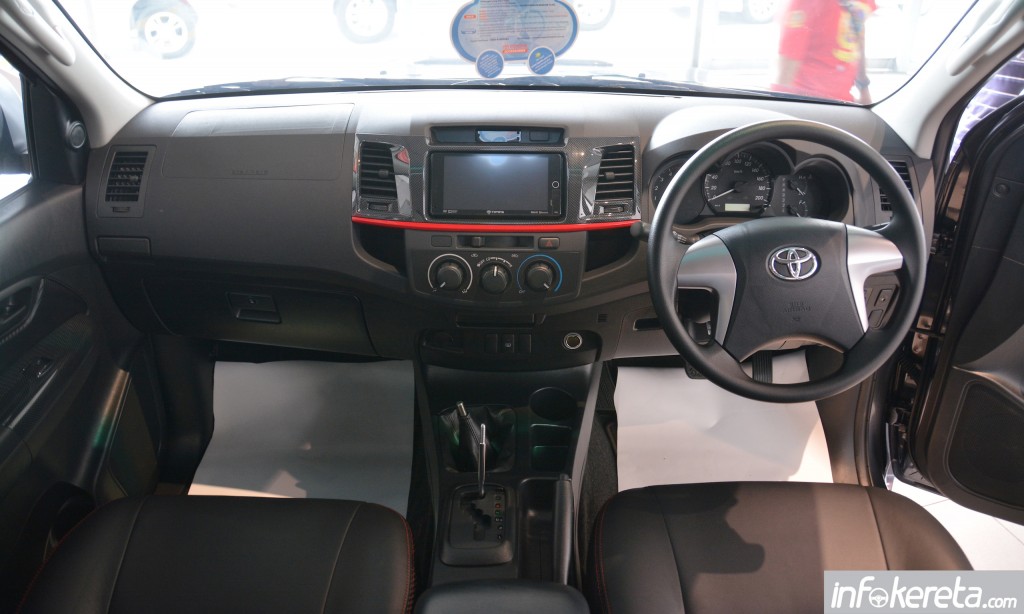 2015_Toyota_Hilux_TRD_Sportivo_ 024