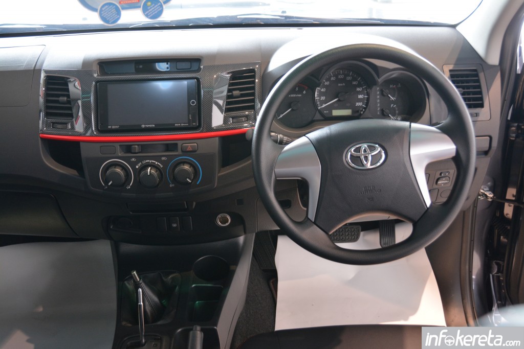 2015_Toyota_Hilux_TRD_Sportivo_ 025