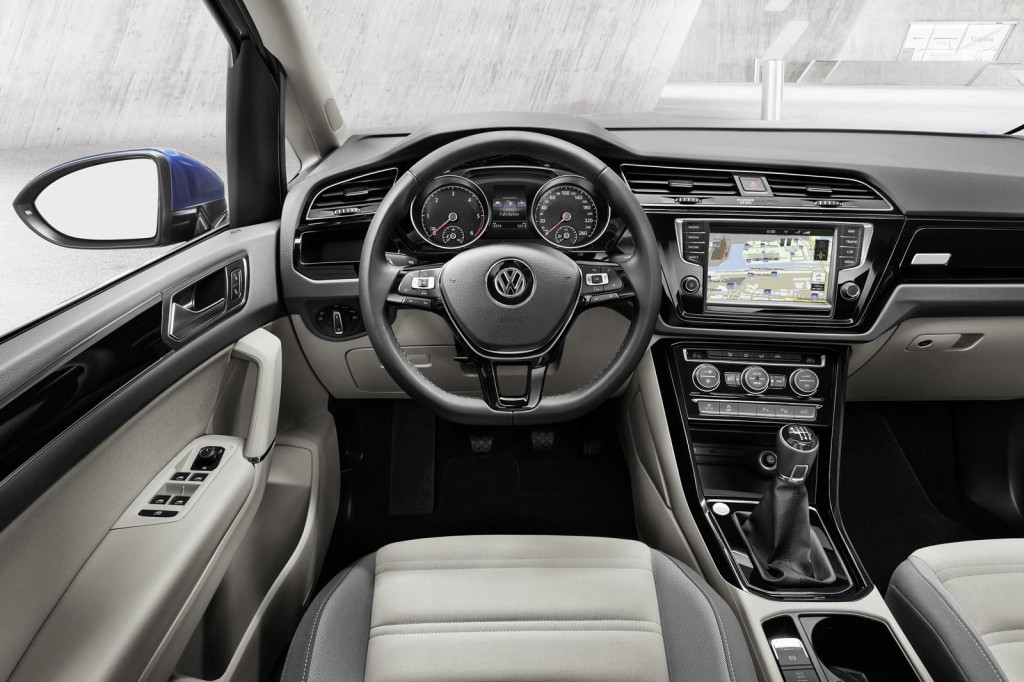 Volkswagen-Touran-2015-5