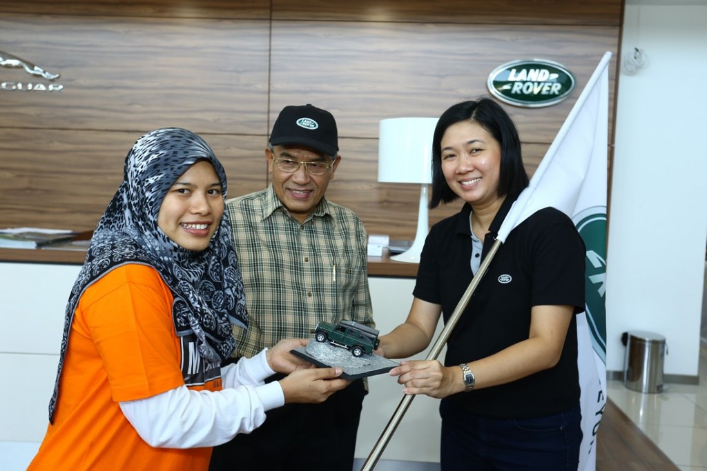 Landy De Langkawi coordinator Siti Kalimah Ghiatuddin (L) handing over a memento to JLRM Mktg Mgr Ng Li Lian as SISMA Auto Chairman Tuan Syed Hussain Syed Mohamed looks on