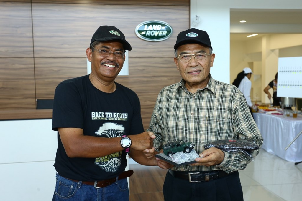 Landy De Langkawi representative Ayub Yasir handing over a token of appreciation to SISMA Auto Chairman Tuan Syed Hussain Syed Mohamed for hosting the flag-off