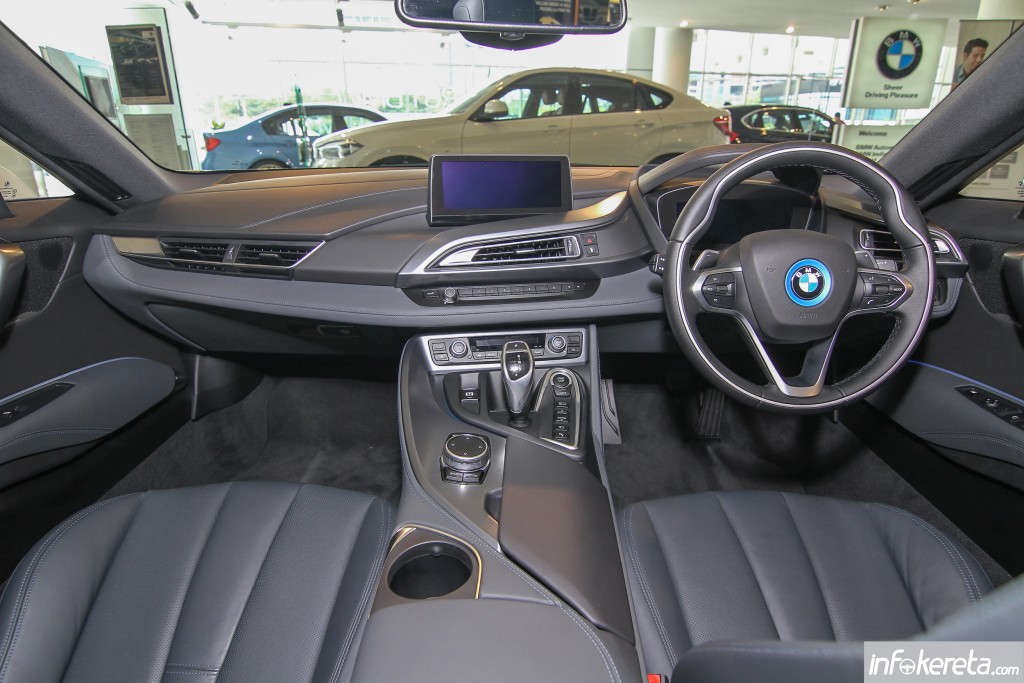 BMWi8_Int_28