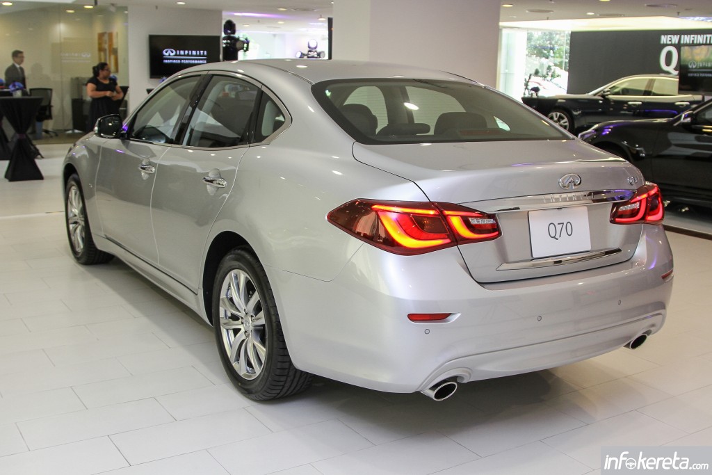 Infiniti_Q70_Standard_Ext_17